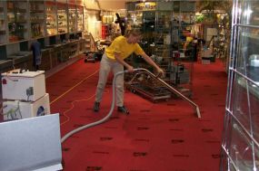 Mitarbeiterin bei der Teppichbodenreinigung