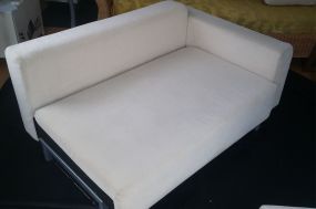 weißes Sofa nach Polsterreinigung sauber