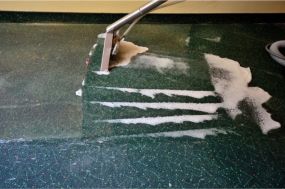 grüner Nadelfilz Teppichboden wird intensiv gereinigt